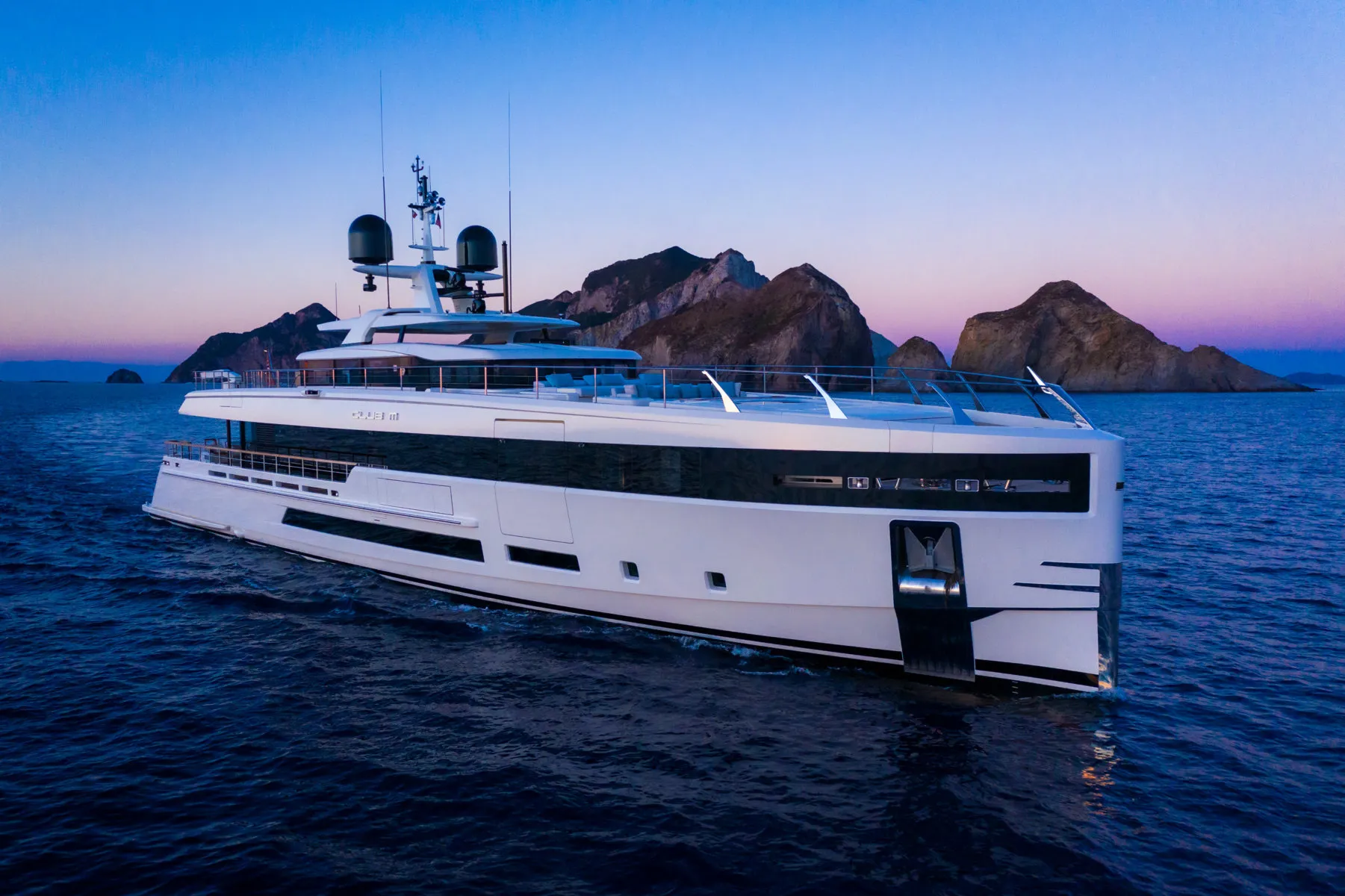 facc34a0-ec36-11ee-8203-eb949a30da68-CLUB M -11114_Superyacht_For_Sale_Charter0004